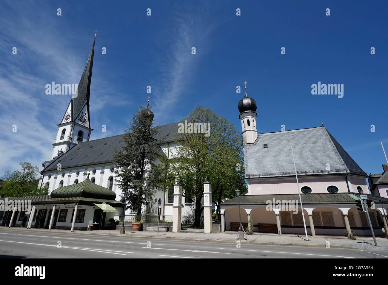 Deutschland, Bayern, Oberbayern, Chiemgau, Prien, Pfarrkirche Mariä Himmelfahrt und Baptisterium von St. Johannes dem Täufer, auf dem Marktplatz Stockfoto