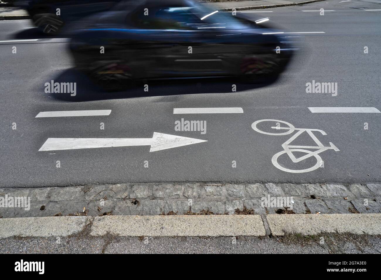 Deutschland, Bayern, Oberbayern, Altötting, Straße, Fahrspur für Radfahrer, Markierung, Fahrradsymbol Stockfoto