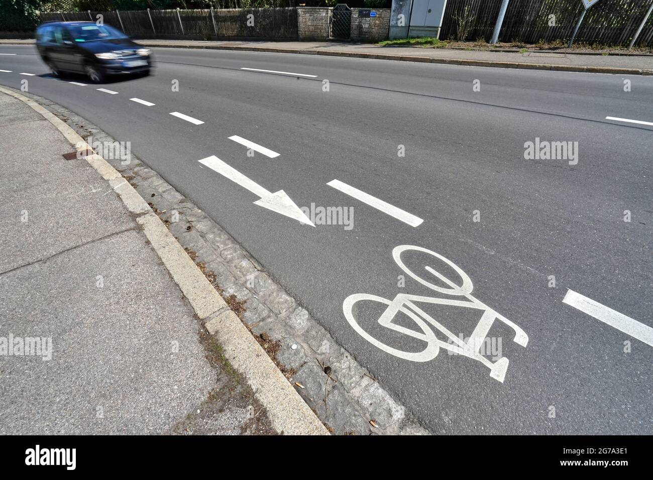Deutschland, Bayern, Oberbayern, Altötting, Straße, Fahrspur für Radfahrer, Markierung, Fahrradsymbol Stockfoto