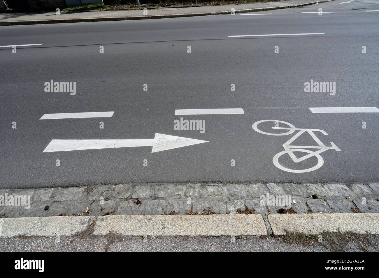 Deutschland, Bayern, Oberbayern, Altötting, Straße, Fahrspur für Radfahrer, Markierung, Fahrradsymbol Stockfoto