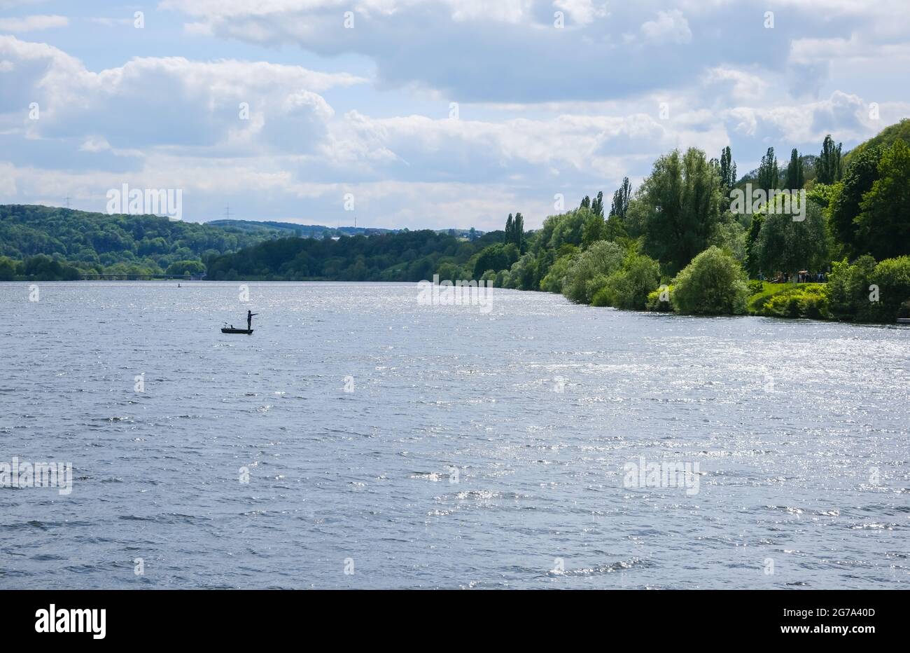 Bochum, Nordrhein-Westfalen, Deutschland - Angler auf dem Boot auf dem Kemnader-See. Stockfoto