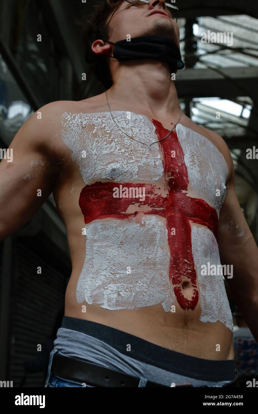 London (UK), 11. Juli 2021: Ein Fußballfan aus England trägt vor dem Beginn der englischen Verse IT ein Gemälde der St. George-Flagge auf seiner Brust Stockfoto