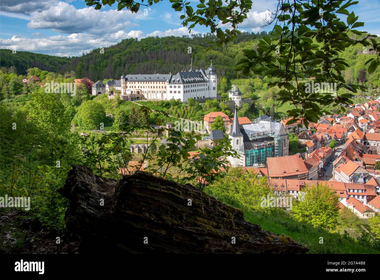 Deutschland, Sachsen-Anhalt, Harz, Stolberg, Altstadt mit Schloss und Fachwerkhäusern, von der Luthereiche aus gesehen Stockfoto