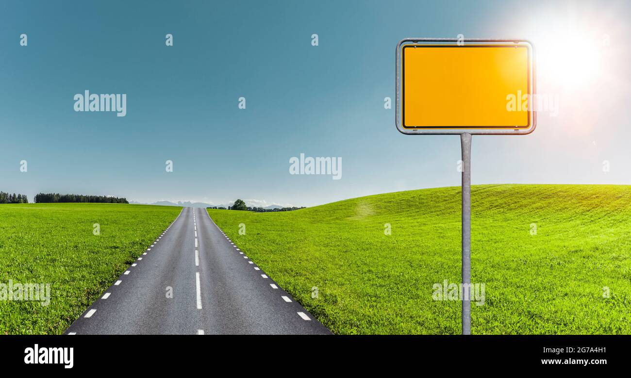 Straße durch grüne hügelige Landschaft Stockfoto