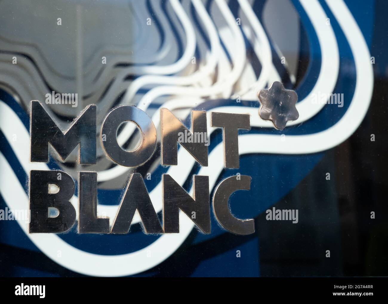 KIEW, UKRAINE - 07. Juli 2021. Das Montblanc-Logo auf dem Schaufenster. Stockfoto