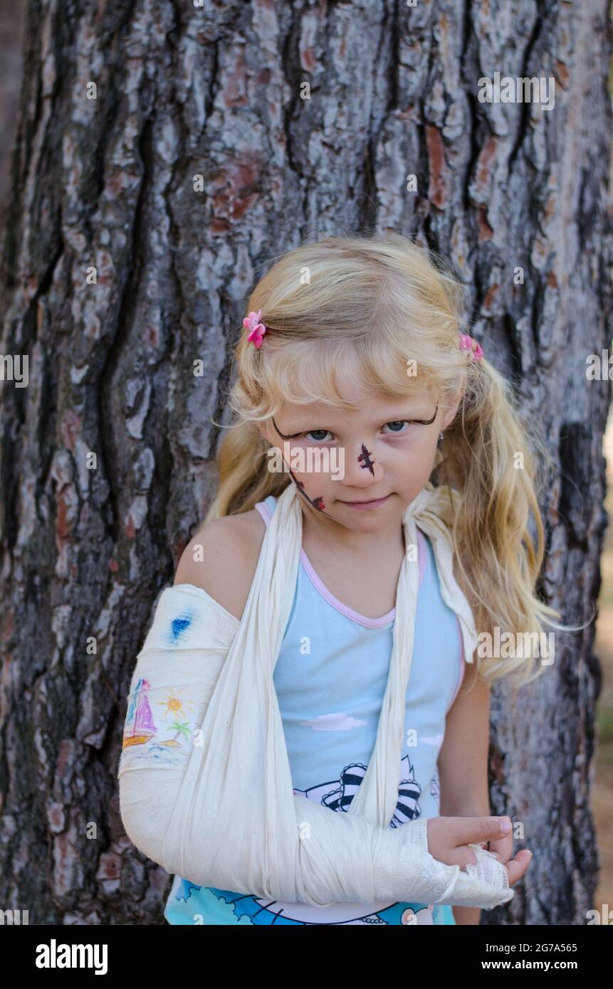 Schönes Mädchen mit gebrochener Hand und Bild in den Gips gezeichnet Stockfoto