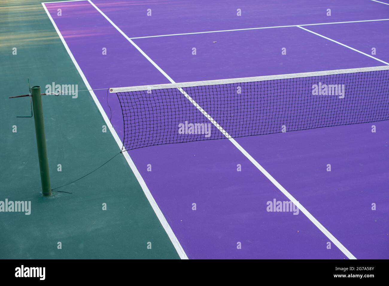 Tennisplatz in leuchtendem Purpurrot Stockfoto