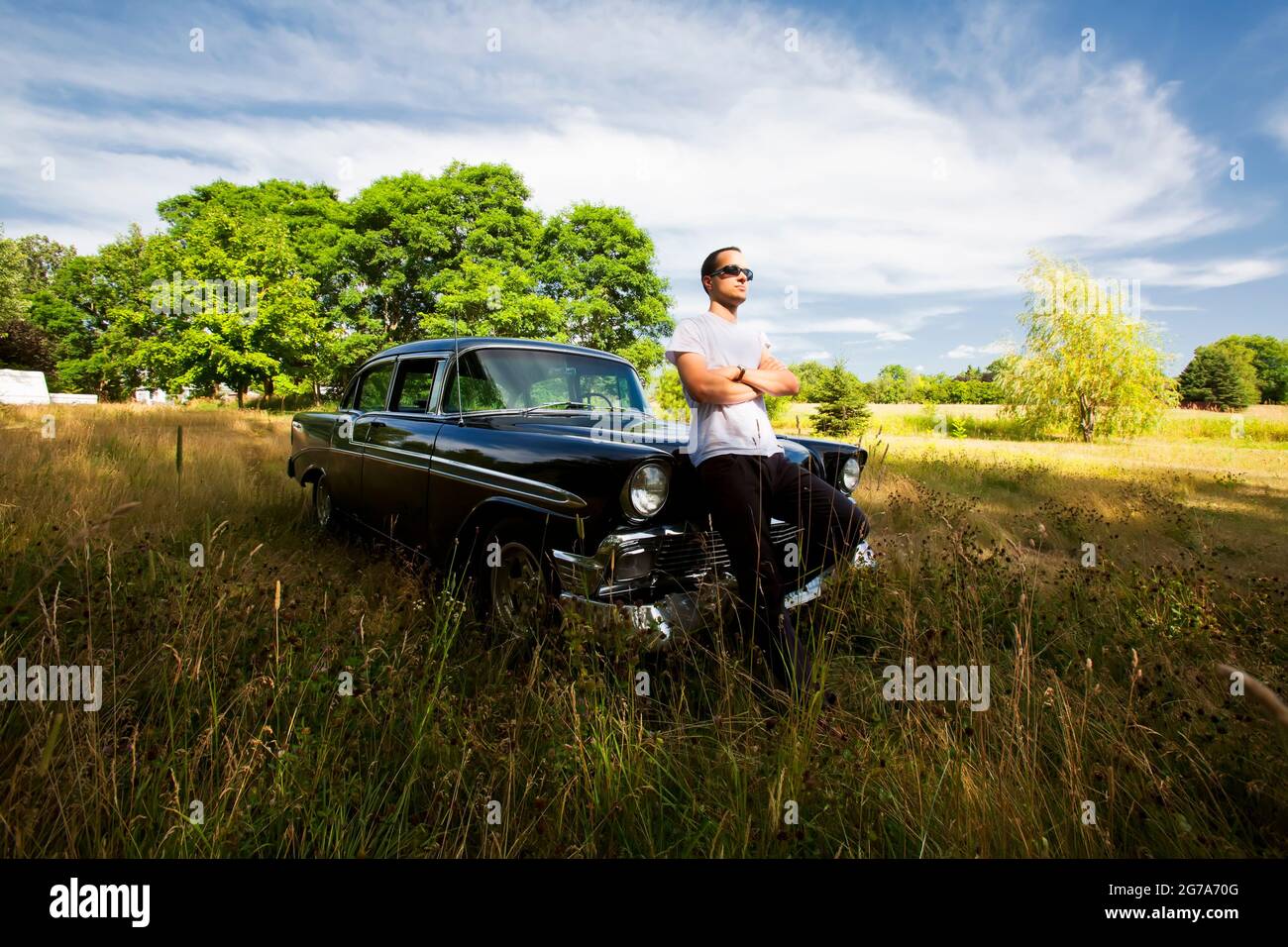 Tough Guy mit seinem Oldtimer Stockfoto