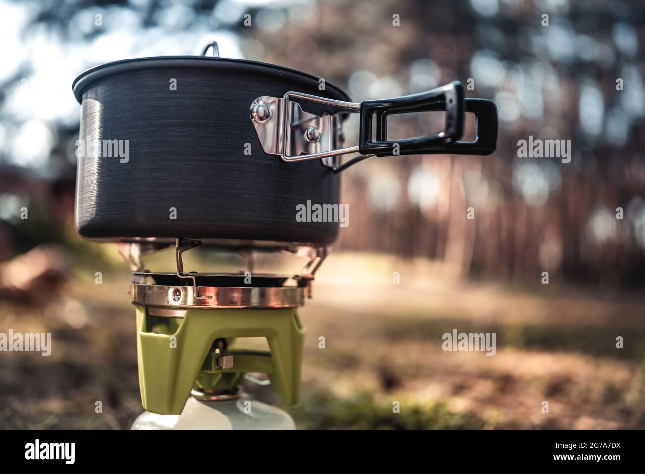Kochen auf dem Campingplatz im Wald Stockfoto