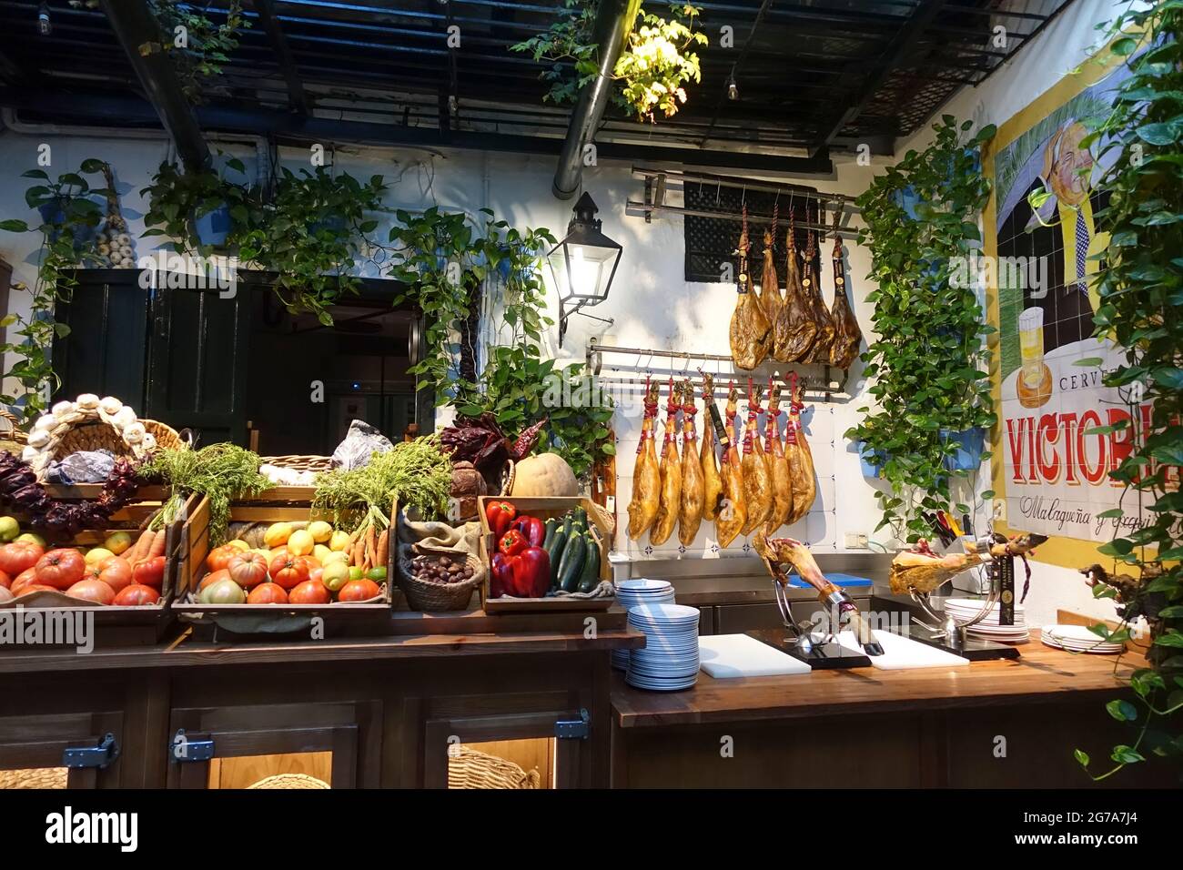 El Pimpi. Lokale Produkte und spanischen Schinken in spanischen Bar, Bodegas El Pimpi, Malaga, Costa del Sol, Andalusien, Spanien. Stockfoto
