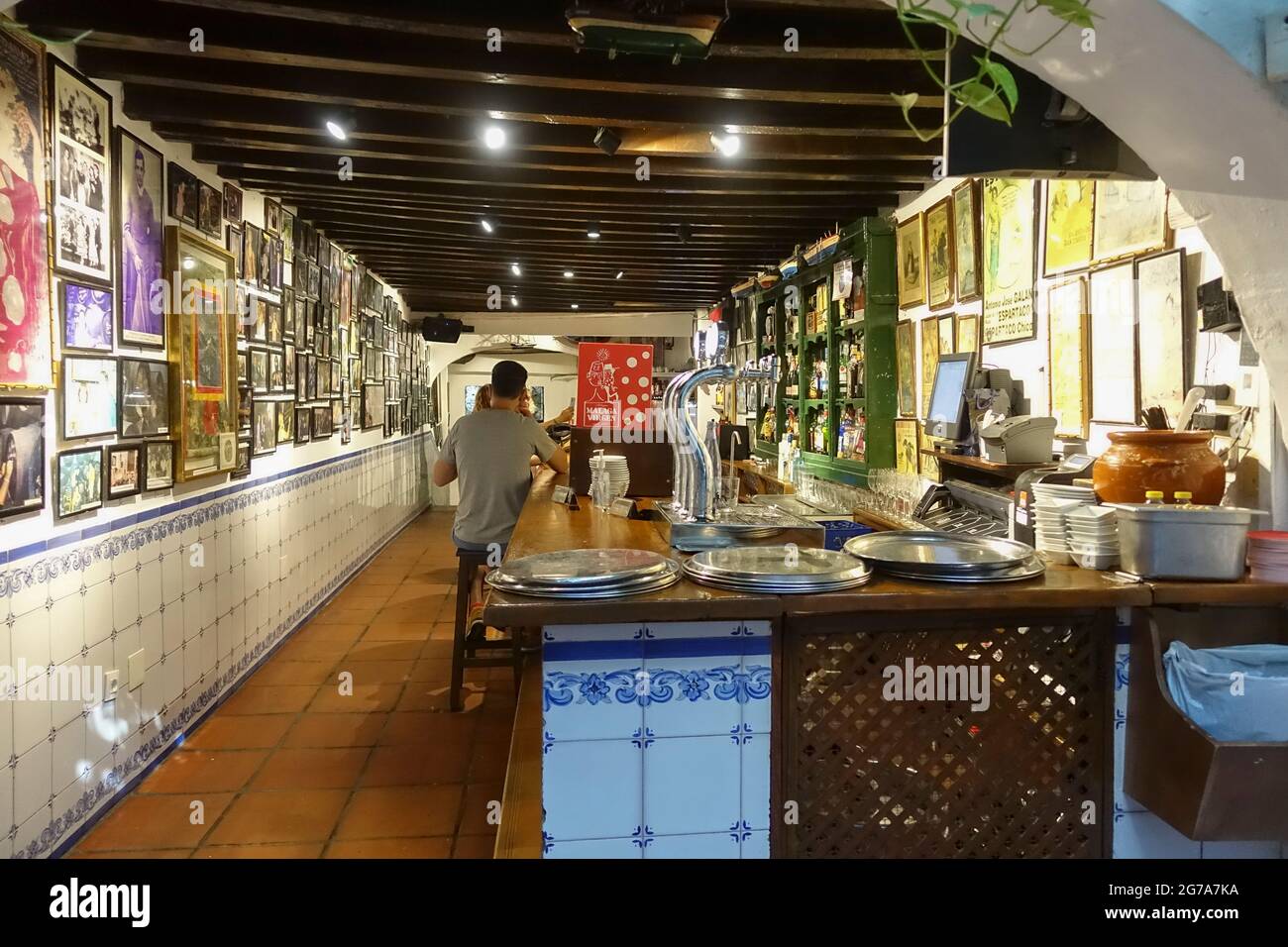 El Pimpi. Traditionelle spanische Bar, Bodegas El Pimpi, Malaga, Costa del Sol, Andalusien, Spanien. Stockfoto
