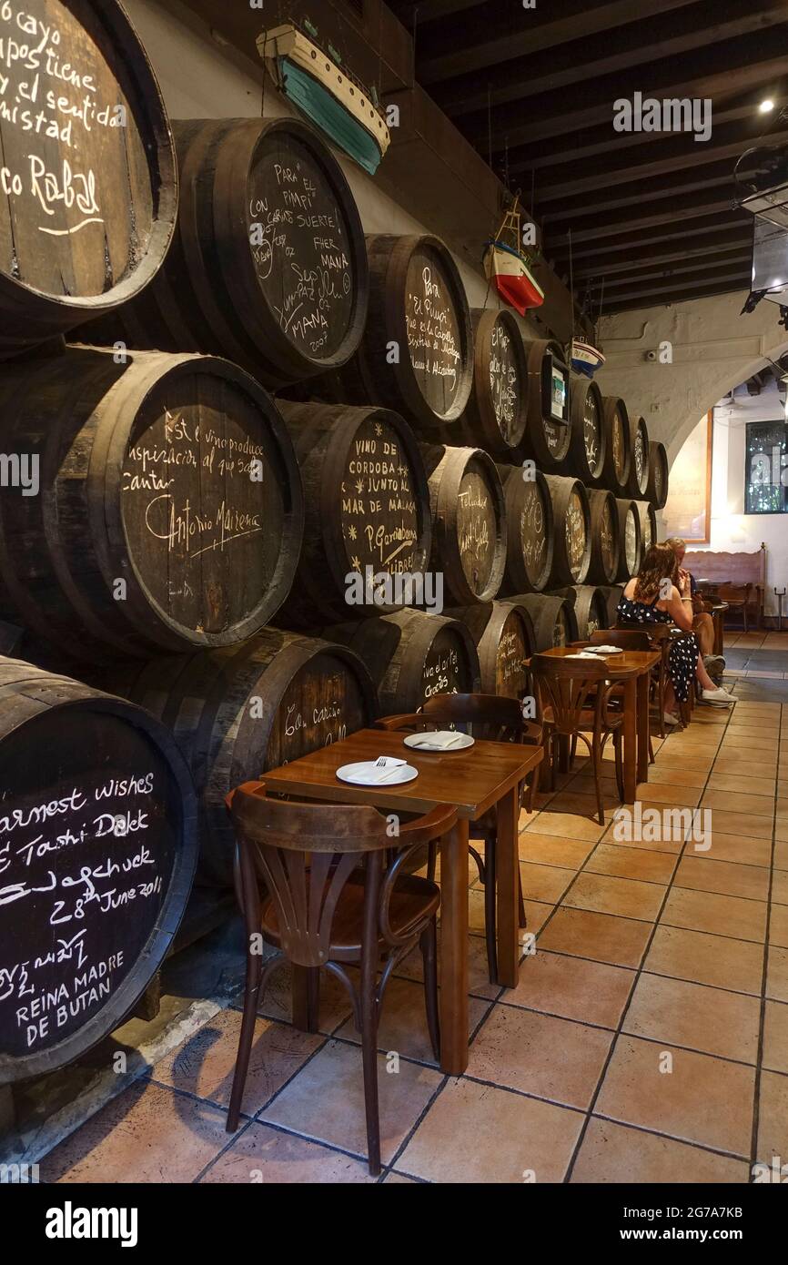 El Pimpi. Leute, die in einer traditionellen spanischen Bar essen, Bodegas El Pimpi, Malaga, Costa del Sol, Andalusien, Spanien. Stockfoto