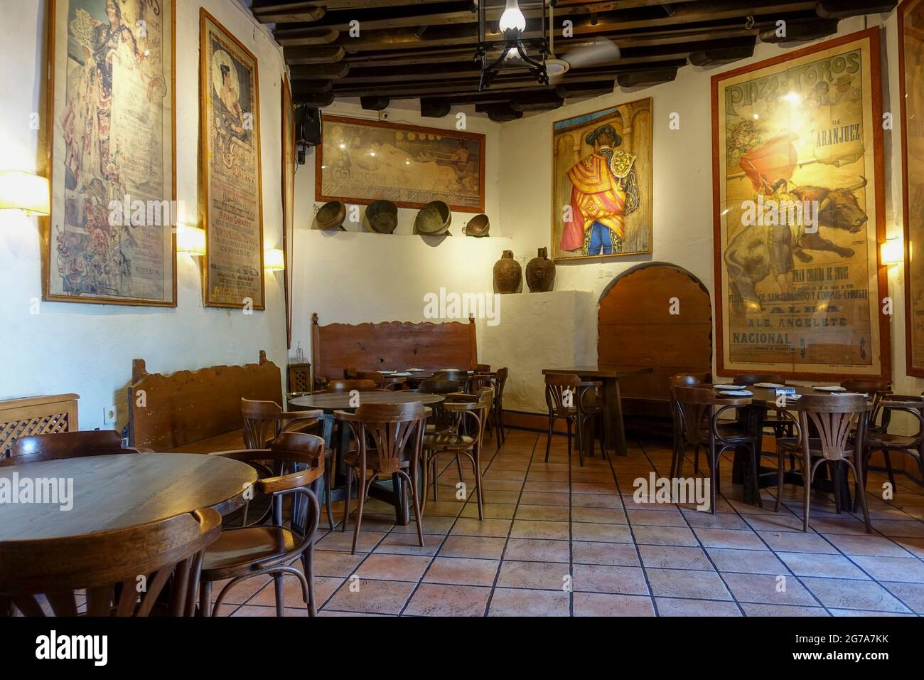 Malaga Spanien. El Pimpi. Traditionelle spanische Bar, Bodegas El Pimpi, Malaga, Costa del Sol, Andalusien, Spanien. Stockfoto
