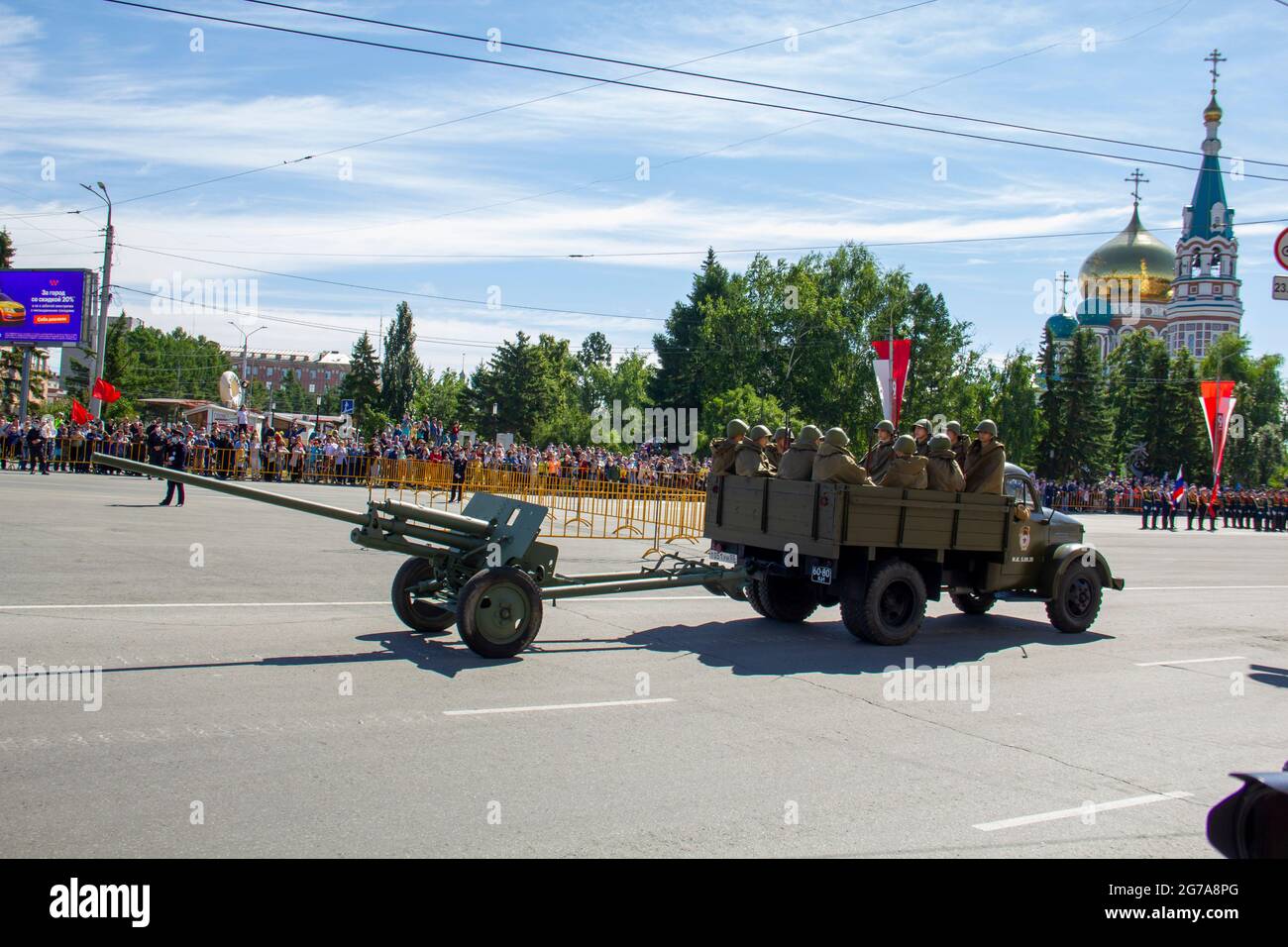 Omsk, Russland. 24. Juni 2020. GAZ-51 Militärfahrzeug mit Soldaten und einer leichten Kanone sind in einer festlichen Kolonne fertig in Bewegung. Parade des Militärs Stockfoto