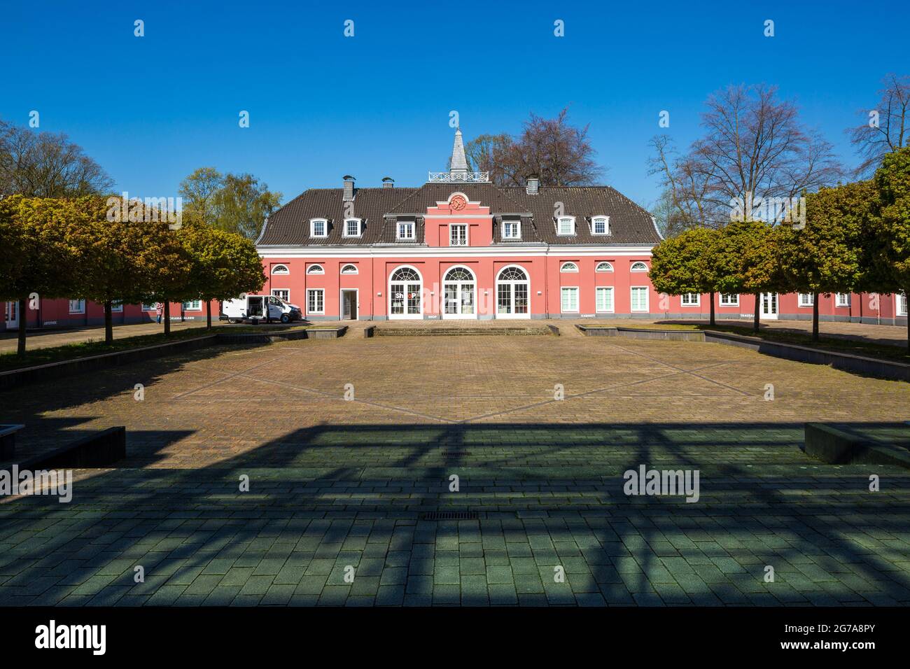 Deutschland, Oberhausen, Alt-Oberhausen, Ruhrgebiet, Niederrhein, Rheinland, Nordrhein-Westfalen, NRW, Schloss Oberhausen, kleines Schloss und Innenhof, Klassizismus, Museum, Kunstausstellung, Ludwig-Galerie Stockfoto