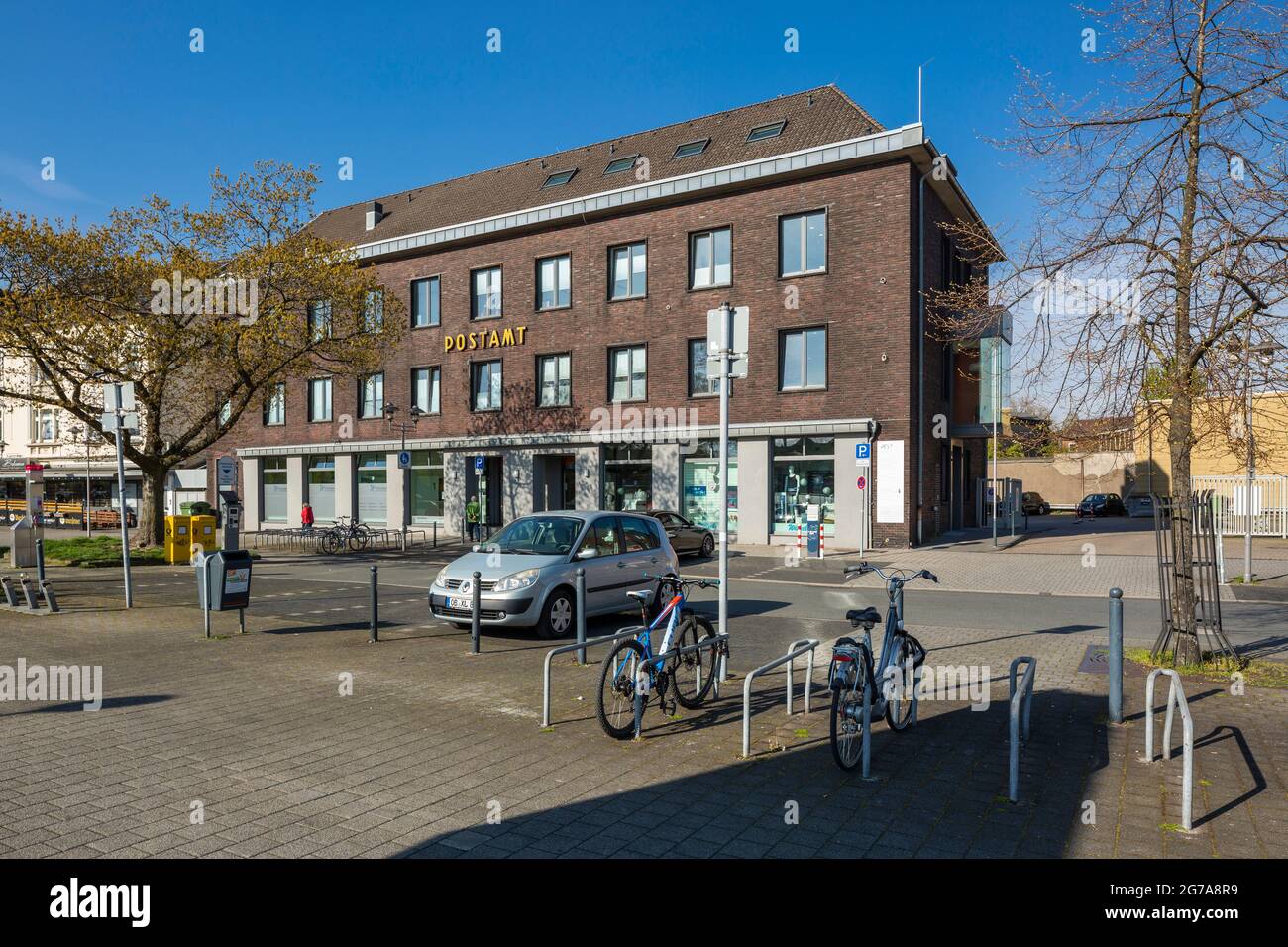 Deutschland, Oberhausen, Oberhausen-Sterkrade, Ruhrgebiet, Niederrhein, Rheinland, Nordrhein-Westfalen, NRW, ehemaliges Postamt, Deutsche Post, Postamt am Arnold-Rademacher-Platz, Backsteingebäude, heute Aerztehaus, medizinisches Zentrum, Praxisgruppe Oberhausen Sterkrade Stockfoto