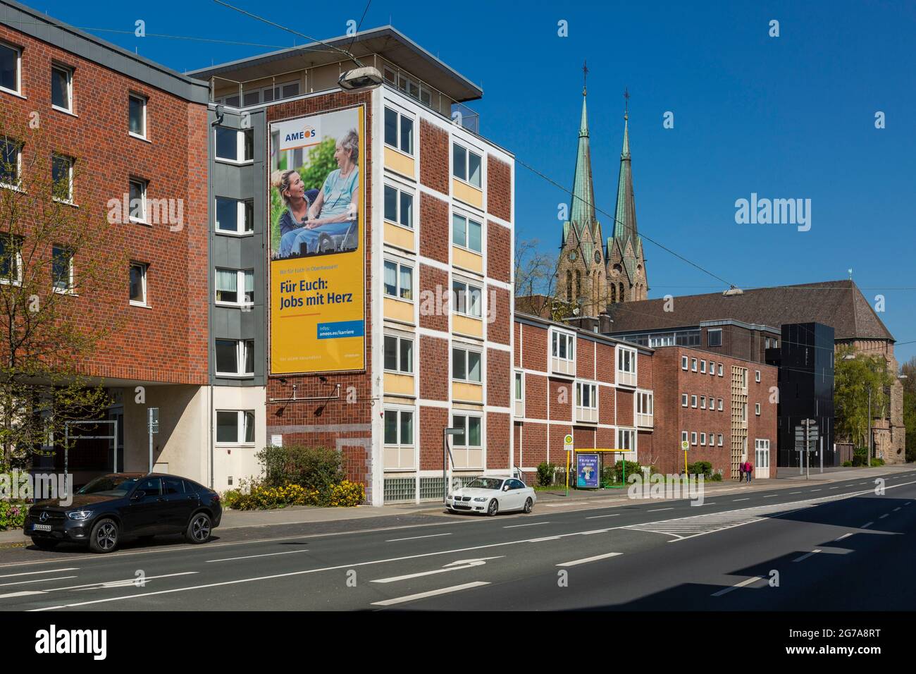 Deutschland, Oberhausen, Alt-Oberhausen, Ruhrgebiet, Niederrhein, Rheinland, Nordrhein-Westfalen, NRW, Muelheimer Straße, Wohnhäuser, St. Josef Krankenhaus der KKO, Katholische Klinik Oberhausen, Akademisches Lehrkrankenhaus der Universität Duisburg-Essen, hinter der katholischen Pfarrkirche St. Marien, Marienkirche Stockfoto