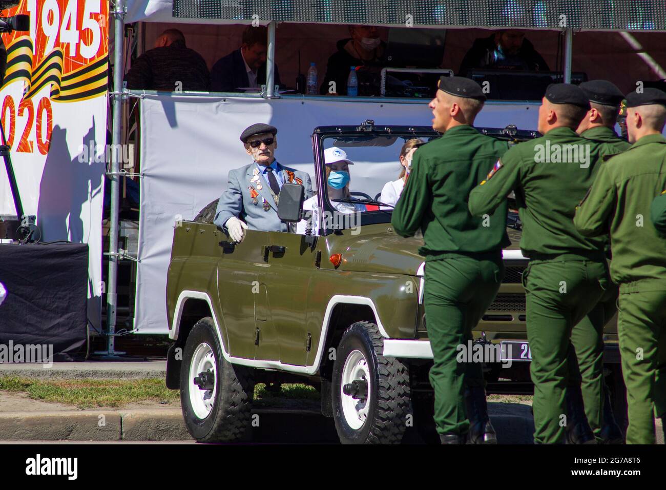 Omsk, Russland. 24. Juni 2020. Der Veteran des Großen Vaterländischen Krieges nimmt auf dem Militärwagen UAZ-469 die Paradekolonne der Fallschirmjäger ein. Parade der Mil Stockfoto