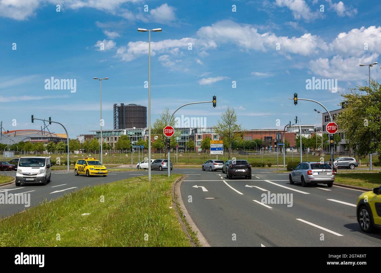 Deutschland, Oberhausen, Alt-Oberhausen, Oberhausen-Neue Mitte, Ruhrgebiet, Niederrhein, Rheinland, Nordrhein-Westfalen, NRW, Kreuzung Essener Straße und Osterfelder Straße, Straßenverkehr, Autos, dahinter die Arena, das Einkaufszentrum Centro und die Messehalle Gasometer Stockfoto