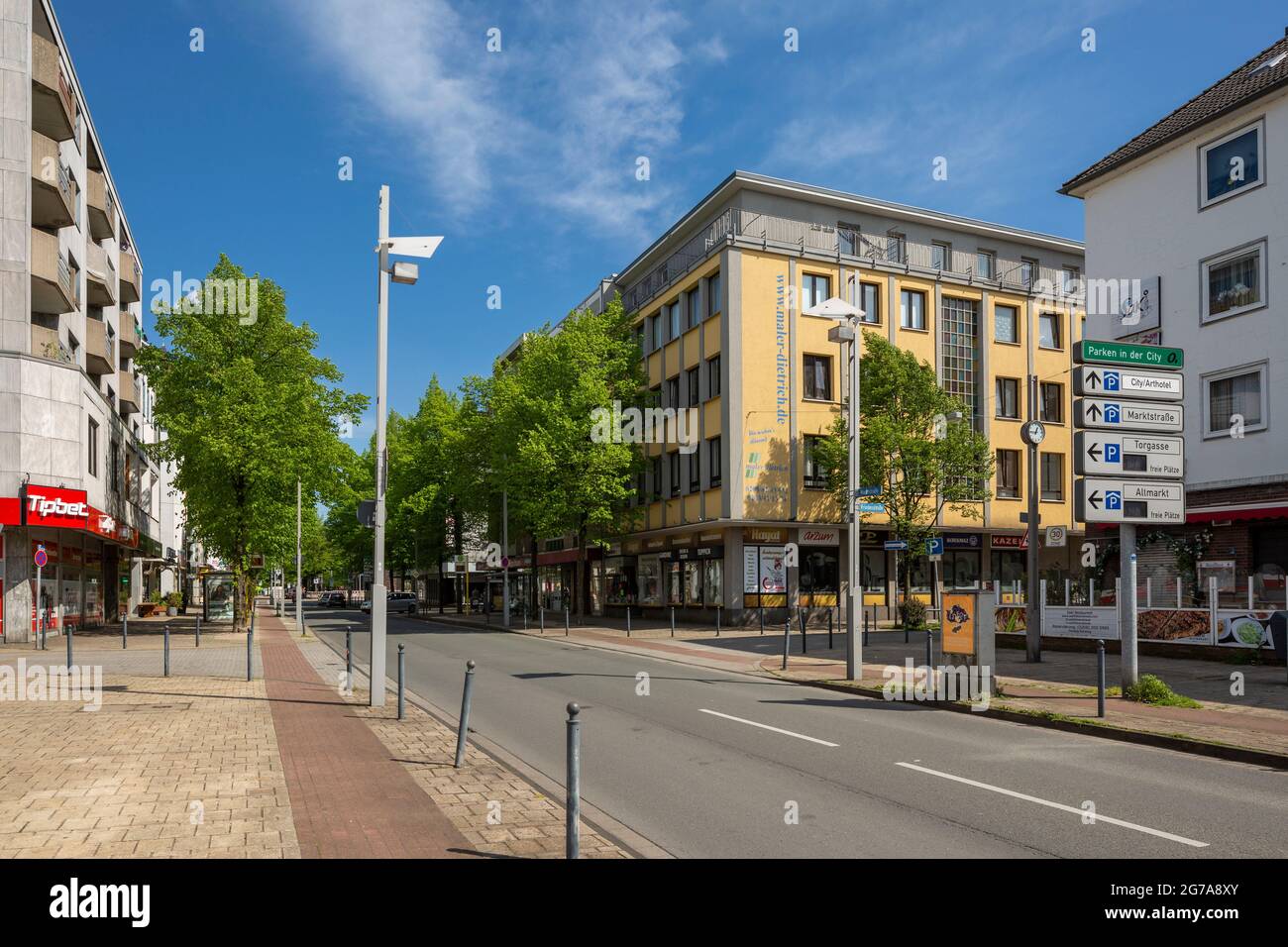 Deutschland, Oberhausen, Alt-Oberhausen, Ruhrgebiet, Niederrhein, Rheinland, Nordrhein-Westfalen, NRW, untere Marktstraße Ecke Friedenstraße, Geschäfts- und Wohngebäude Stockfoto