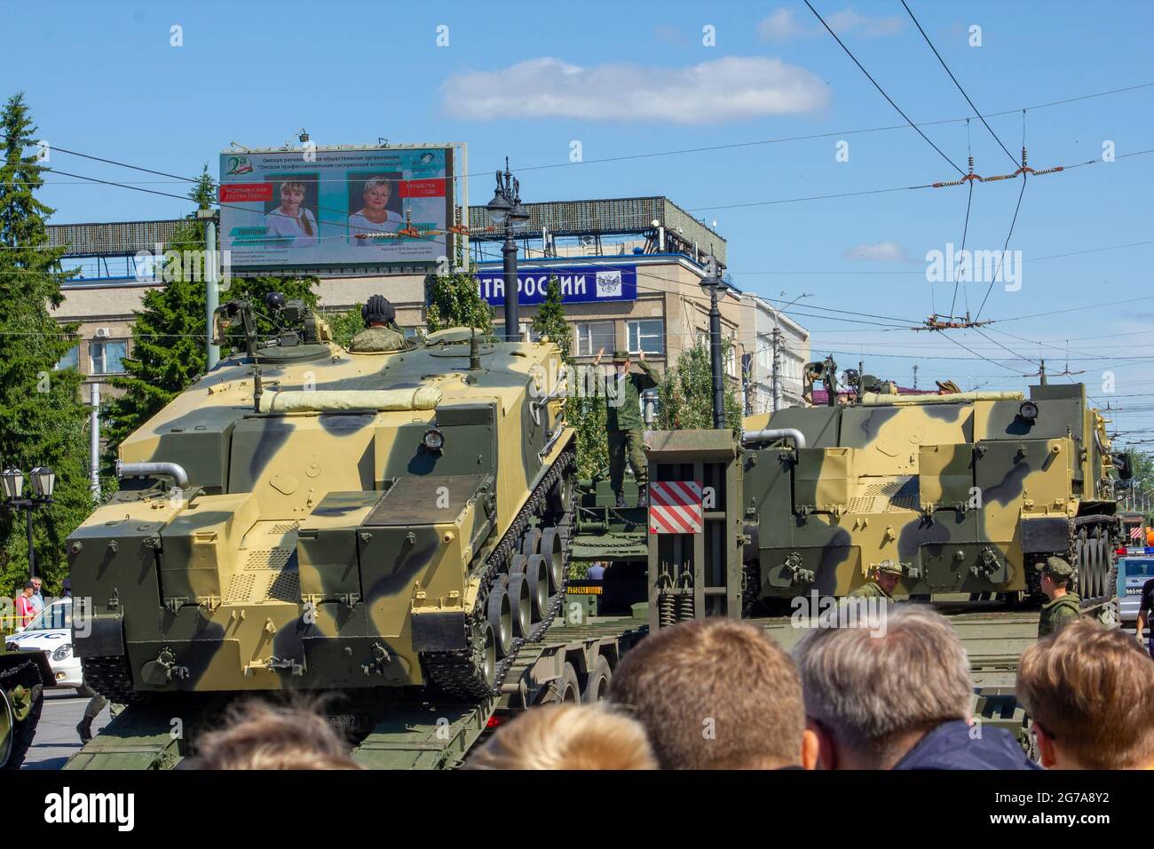 Omsk, Russland. 24. Juni 2020. Die Ankunft der gepanzerten Fahrzeuge des Typs BTR-MDM Rakuschka-M auf den Militärtraktoren an die Stelle der Militärparade. Para Stockfoto