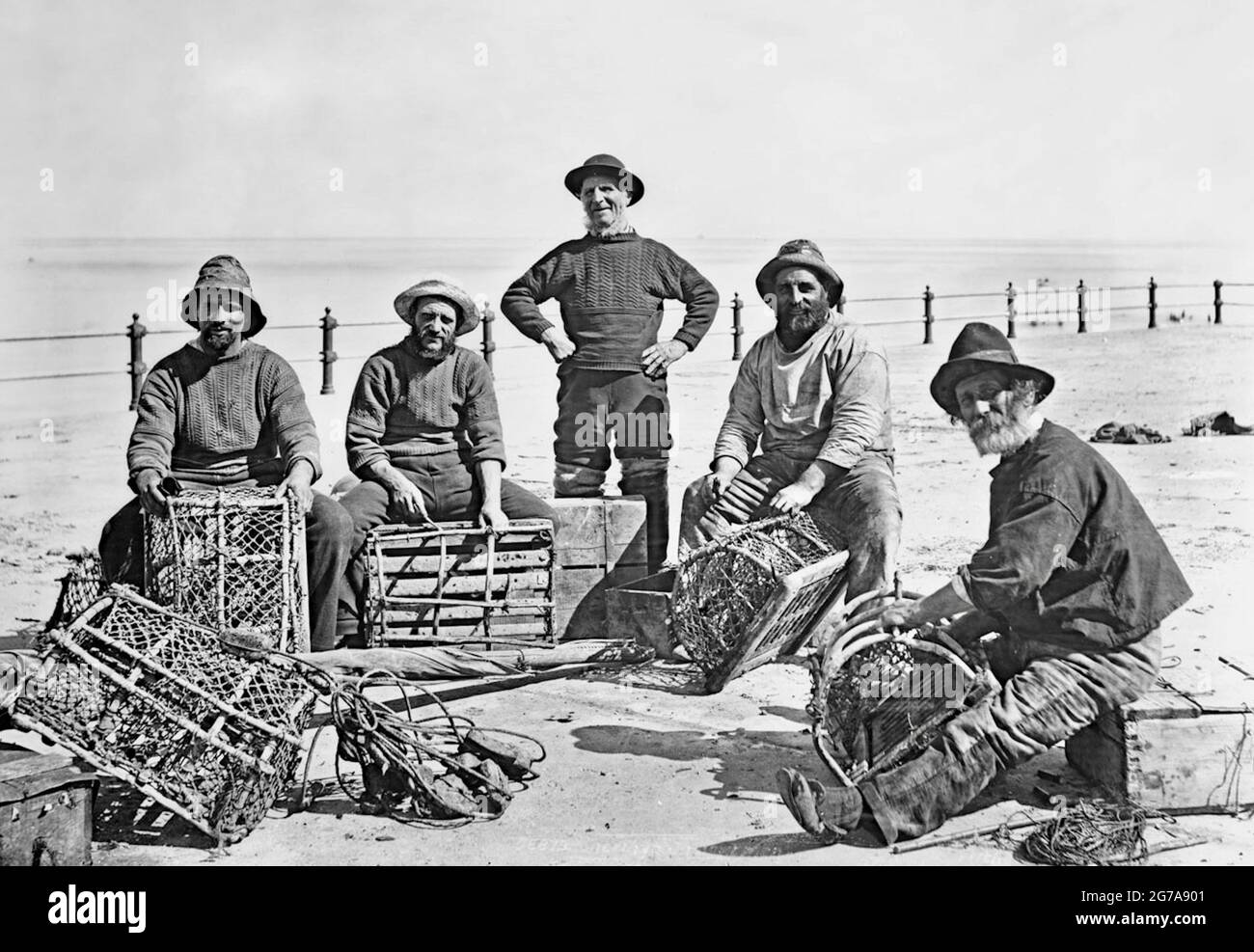 Francis Frith Vintage-Foto von Sheringham Fishermen beim Ausbessern von Krabbenköpfen - 1903 Stockfoto