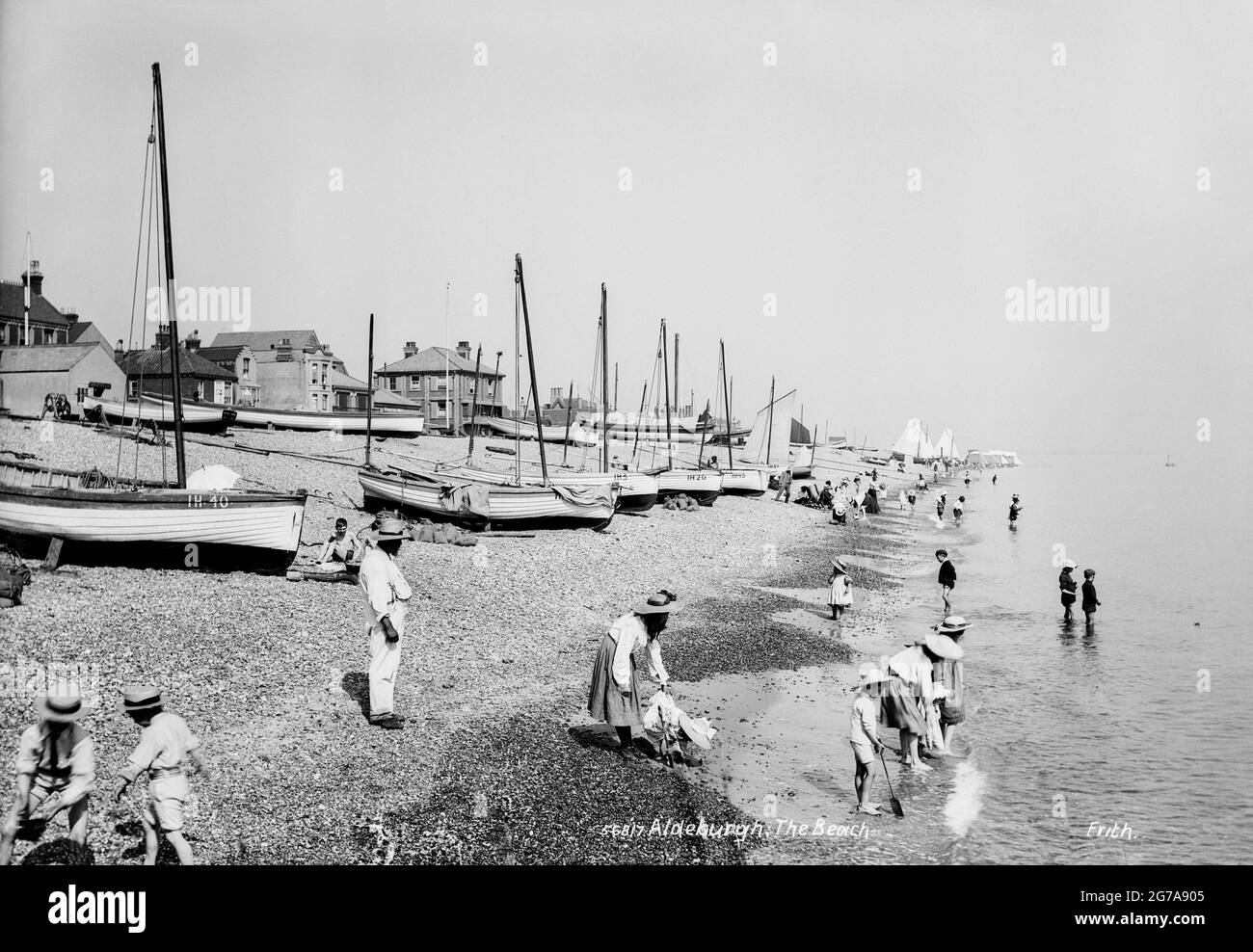 Francis Frith Vintage-Foto des Strandes von Alderburgh mit Urlaubern - Suffolk 1906 Stockfoto