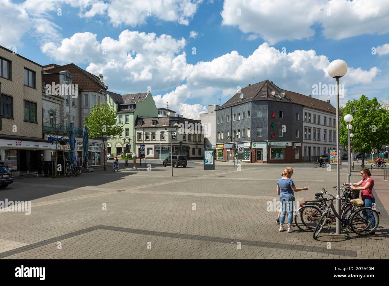 Deutschland, Oberhausen, Oberhausen-Sterkrade, Ruhrgebiet, Niederrhein, Rheinland, Nordrhein-Westfalen, Nordrhein-Westfalen, großer Markt, Marktplatz, Wohn- und Geschäftshäuser, Blick auf Eugen-zur-Nieden-Ring Ecke Steinbrinkstraße Stockfoto