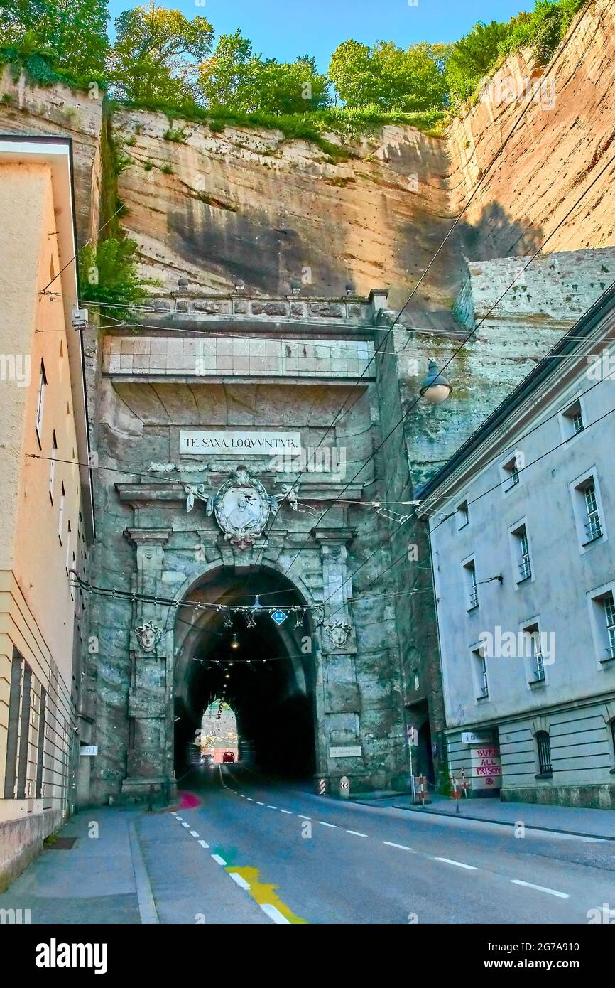 Das Ostportal von Sigmundstor, auch Neutor genannt, verbindet die Altstadt mit dem Stadtteil Riedenburg, Salzburg, Österreich Stockfoto