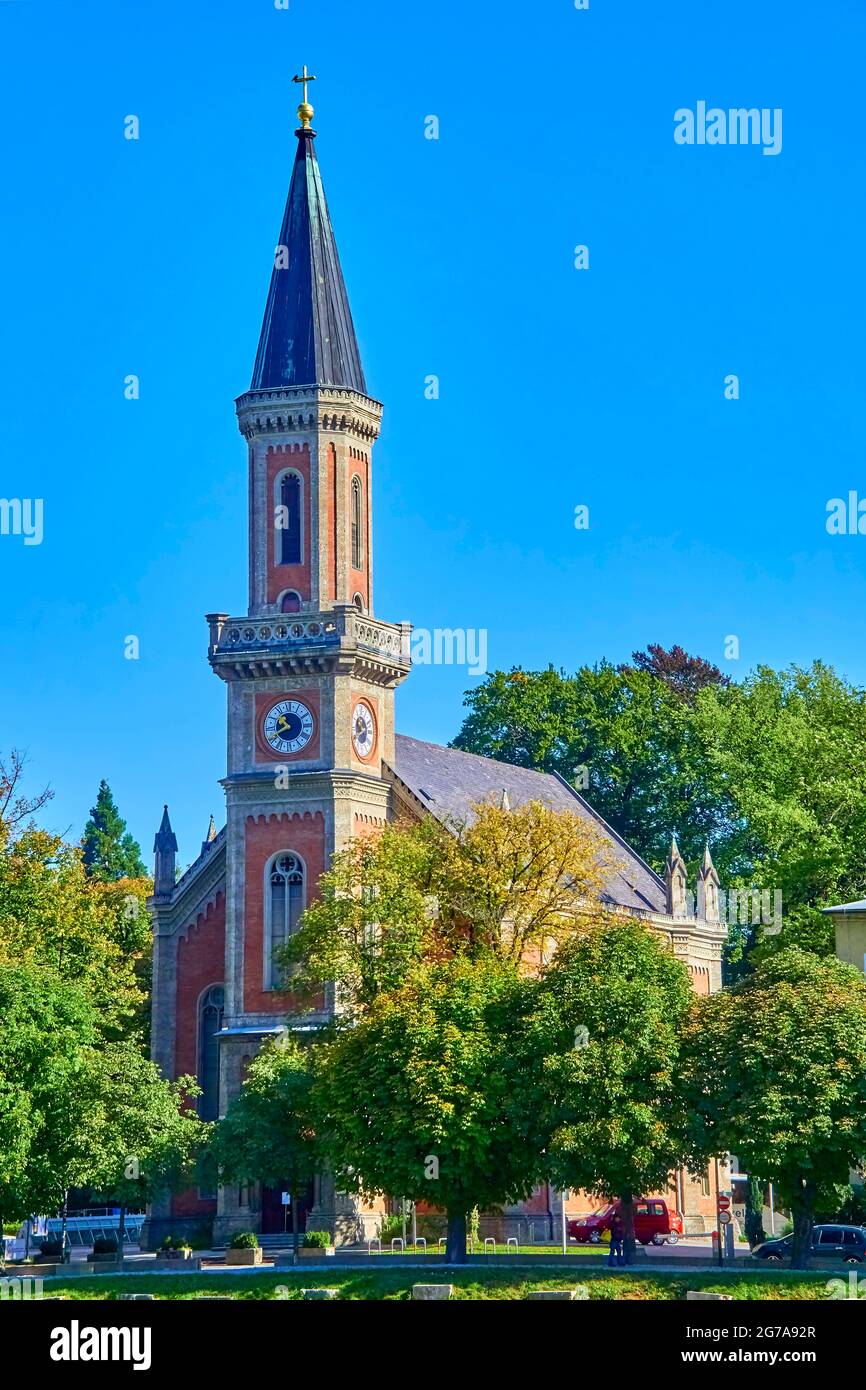 Nordansicht der Evangelischen Christuskirche gegen blauen Himmel in Salzburg, Österreich Stockfoto