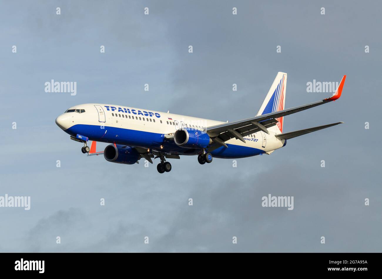 Transaero Airlines Boeing 737 Jet-Linienflugzeug Ei-UNJ landet auf dem Flughafen London Heathrow über Cranford, London, Großbritannien. Russische internationale Fluggesellschaft Stockfoto