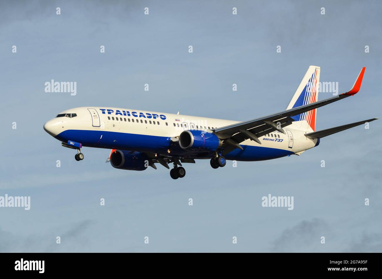 Transaero Airlines Boeing 737 Jet-Linienflugzeug Ei-UNJ landet auf dem Flughafen London Heathrow über Cranford, London, Großbritannien. Russische internationale Fluggesellschaft Stockfoto