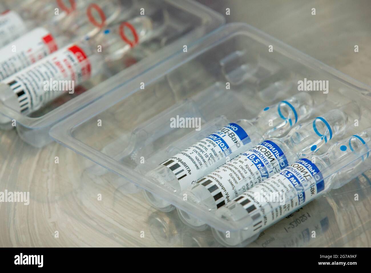 Ampullen mit dem Impfstoff Gam-COVID-Vac (Sputnik V) liegen in der Arztpraxis auf dem Tisch Stockfoto