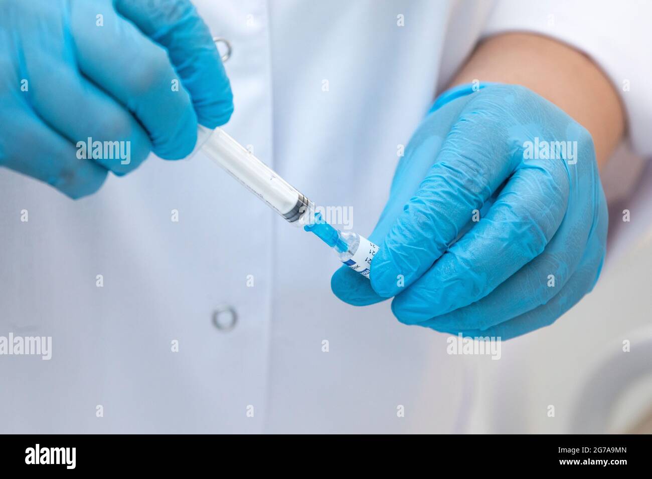 Eine Krankenschwester bereitet eine Spritze für eine Injektion in der Arztpraxis vor Stockfoto