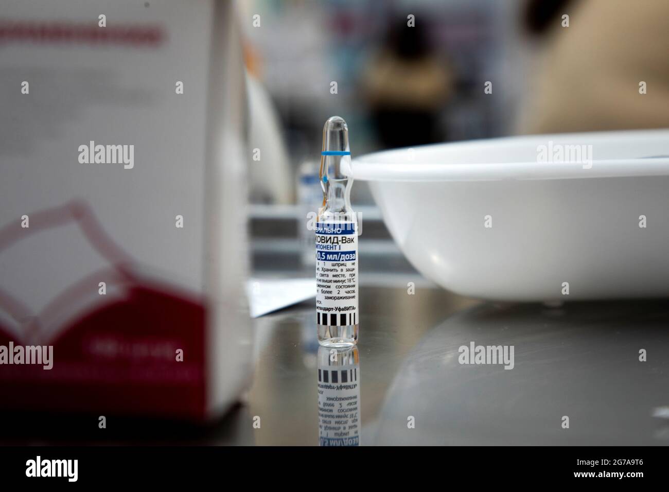 Ampullen mit dem Impfstoff Gam-COVID-Vac (Sputnik V) liegen in der Arztpraxis auf dem Tisch Stockfoto