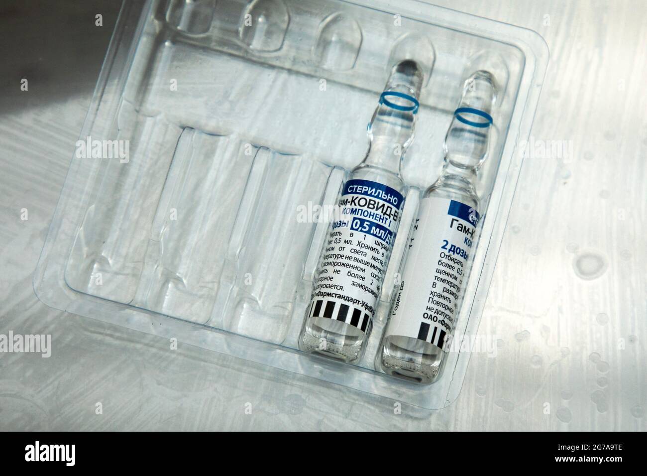 Ampullen mit dem Impfstoff Gam-COVID-Vac (Sputnik V) liegen in der Arztpraxis auf dem Tisch Stockfoto