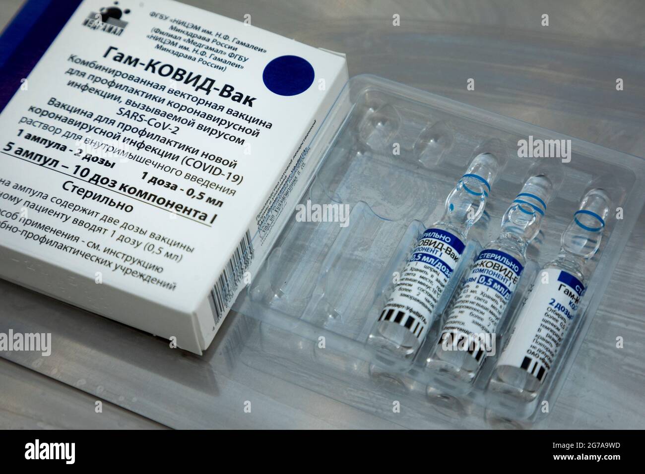 Ampullen mit dem Impfstoff Gam-COVID-Vac (Sputnik V) liegen in der Arztpraxis auf dem Tisch Stockfoto