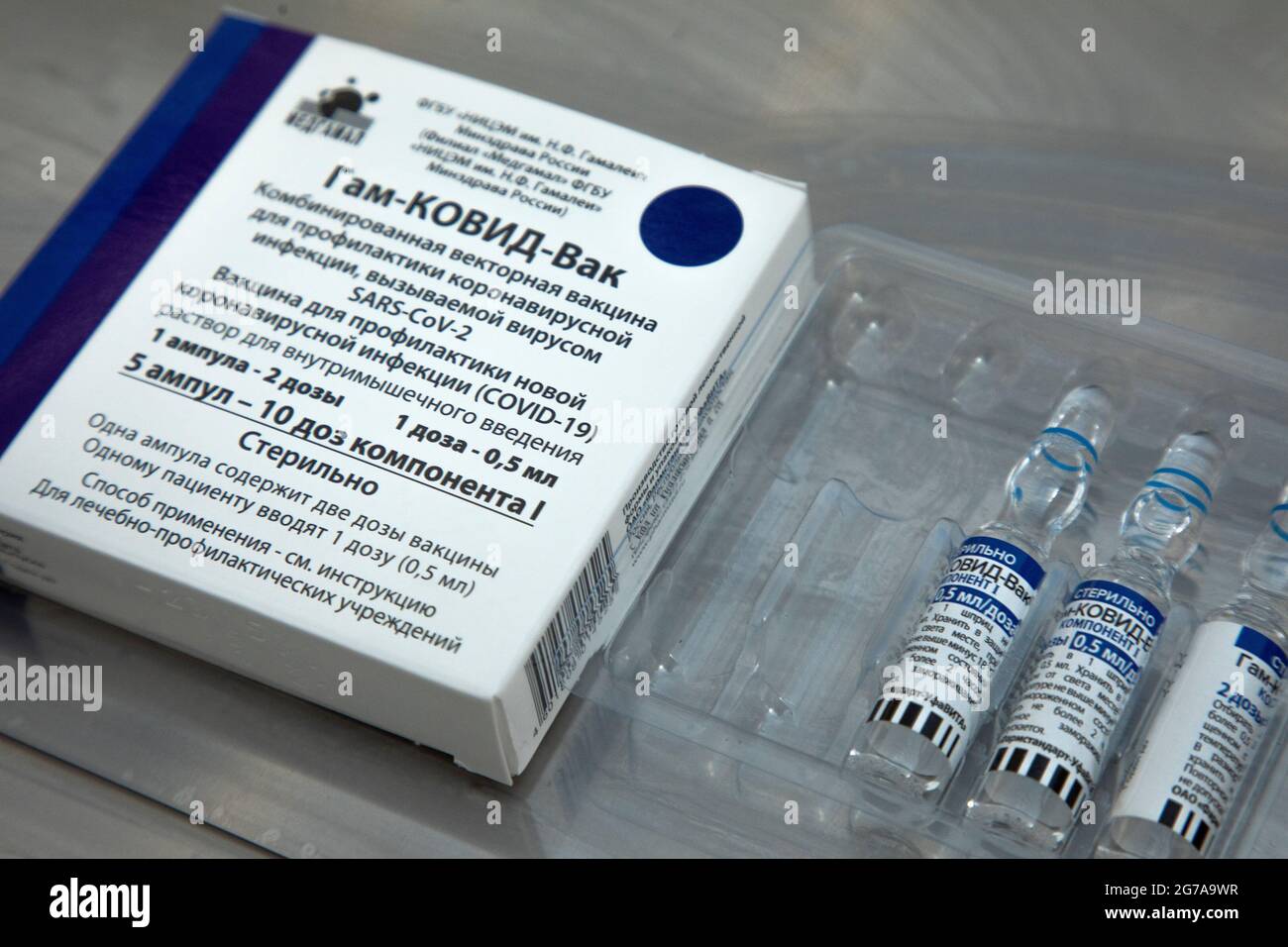 Ampullen mit dem Impfstoff Gam-COVID-Vac (Sputnik V) liegen in der Arztpraxis auf dem Tisch Stockfoto