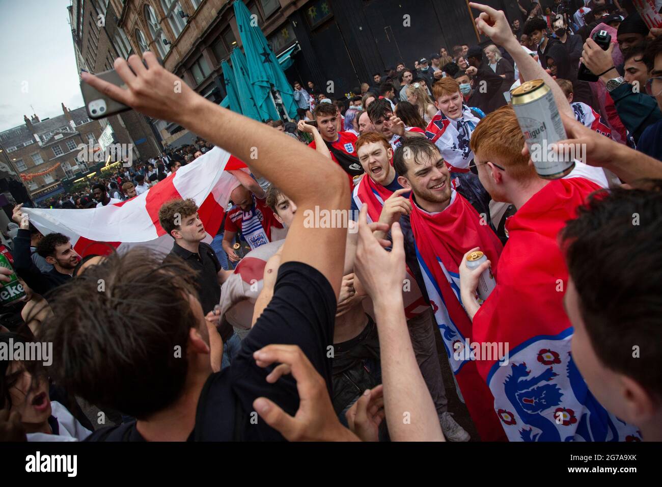 Betrunkene Fans und Hooligans versammeln sich auf dem Leicester Square vor dem EM 2020 Finale England gegen Italien. Stockfoto