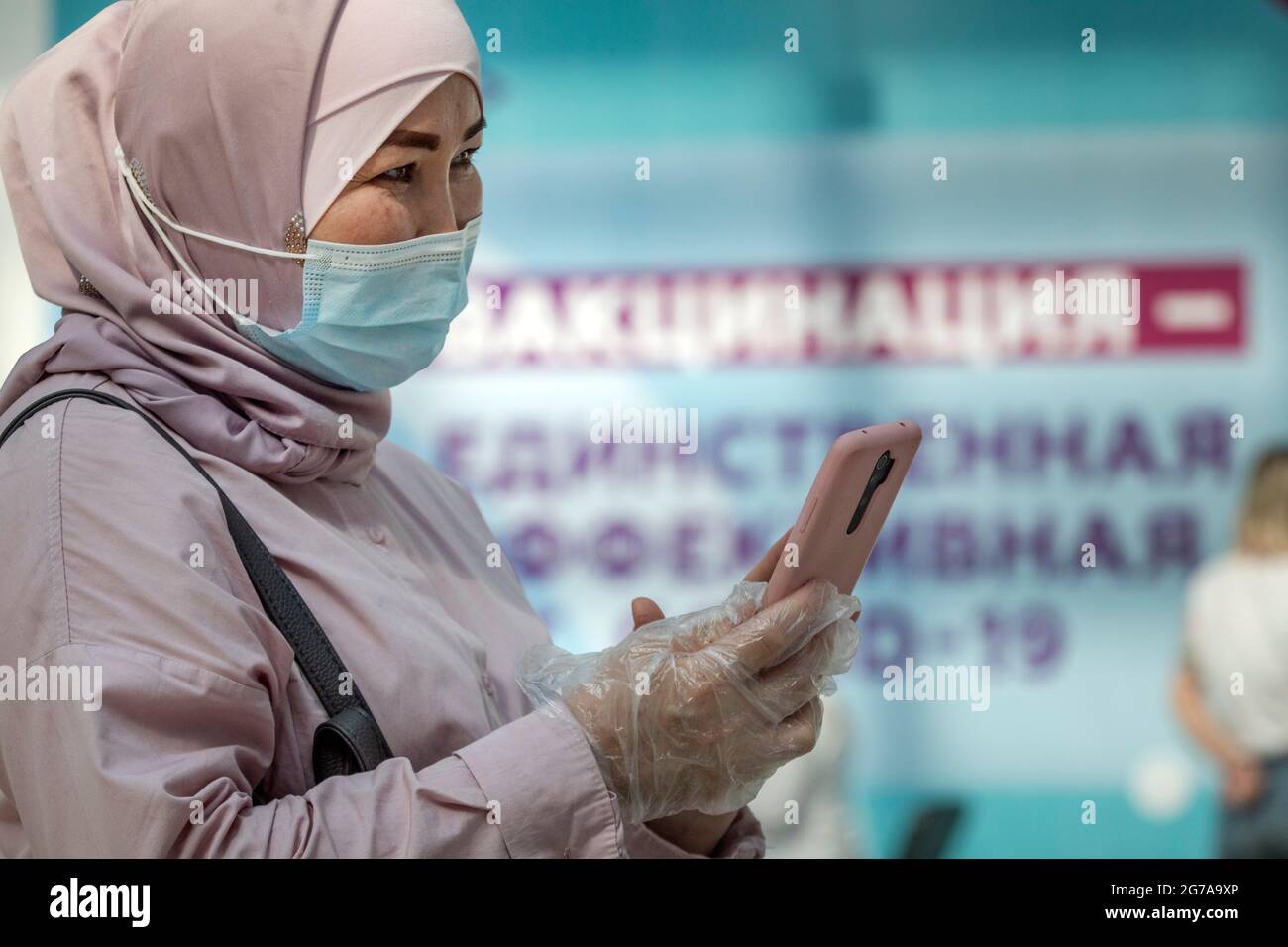 Moskau, Russland. Am 12. Juli 2021 STEHT EINE Frau in einer Schlange, die auf die Impfung des Impfstoffes Gam-COVID-Vac (Sputnik V) gegen die neuartige COVID-19-Infektion des Coronavirus wartet Stockfoto