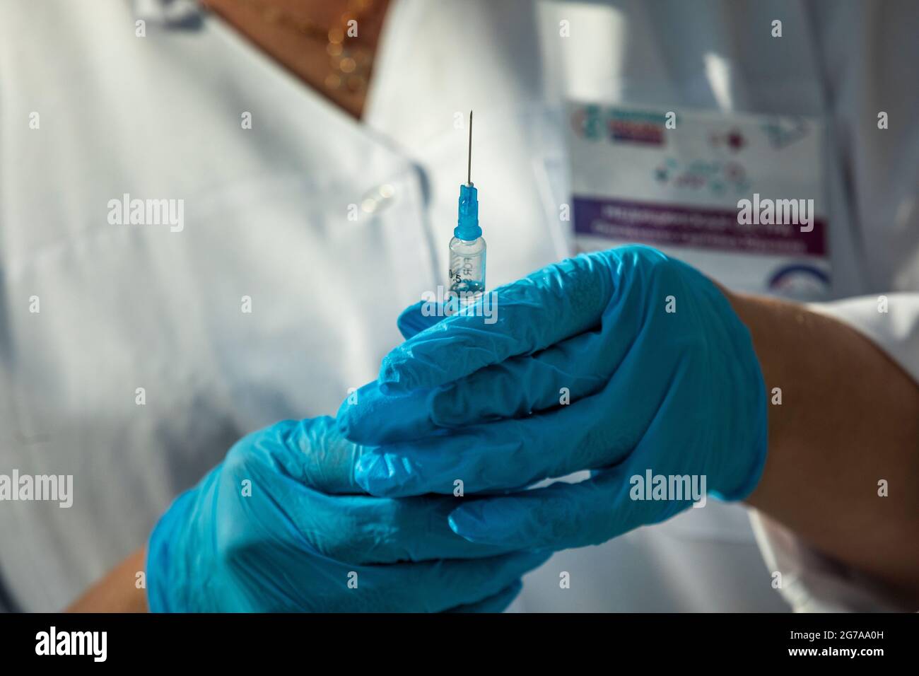 Eine Krankenschwester in der Moskauer Klinik bereitet eine Spritze für eine Injektion im medizinischen Büro vor Stockfoto
