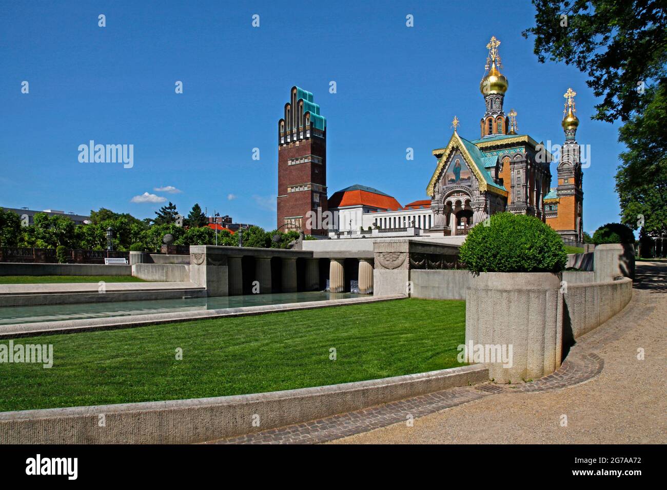 Mathildenhöhe mit dem Hochzeitsturm, 1906, dem Ausstellungsgebäude, 1908, jeweils Gebäude des Jugendstilarchitekten Joseph Maria Olbrich, mit der russischen Kapelle, 1897, dem Brunnen, 1914, nach Albin Müller und dem Platanenhain, Darmstadt, Hessen, Deutschland Stockfoto