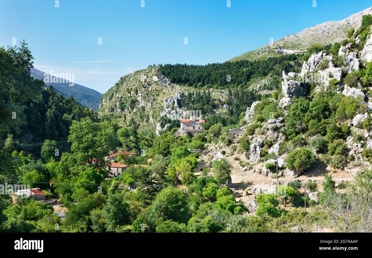 Pigadia Dorf und Kirche in den Bergen oberhalb von Kalamata auf dem Peloponnes von Griechenland Stockfoto