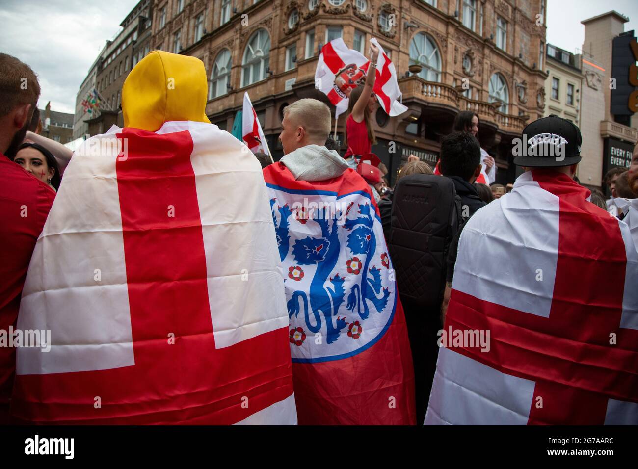 England-Fans versammeln sich auf dem Leicester Square vor dem EM 2020-Finale England gegen Italien. Stockfoto