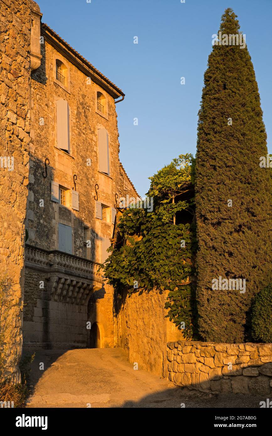 Kleine Gasse und Häuser in Ménerbes, Abendlicht, Frankreich, Provence-Alpes-Côte d'Azur, Département Vaucluse Stockfoto