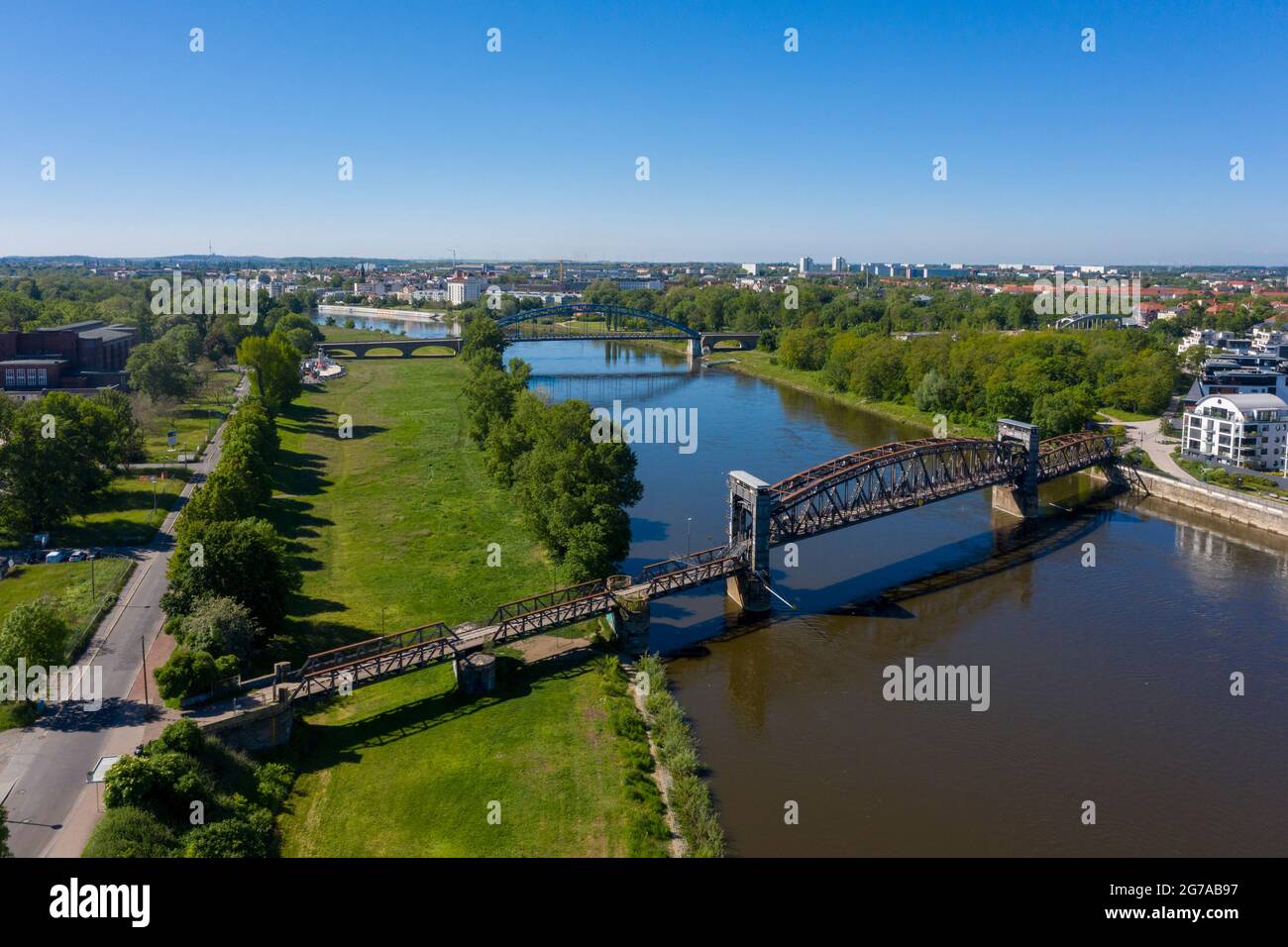 Deutschland, Sachsen-Anhalt, Magdeburg, historische Liftbrücke, ehemalige Eisenbahnbrücke, Flusslauf der Elbe Stockfoto