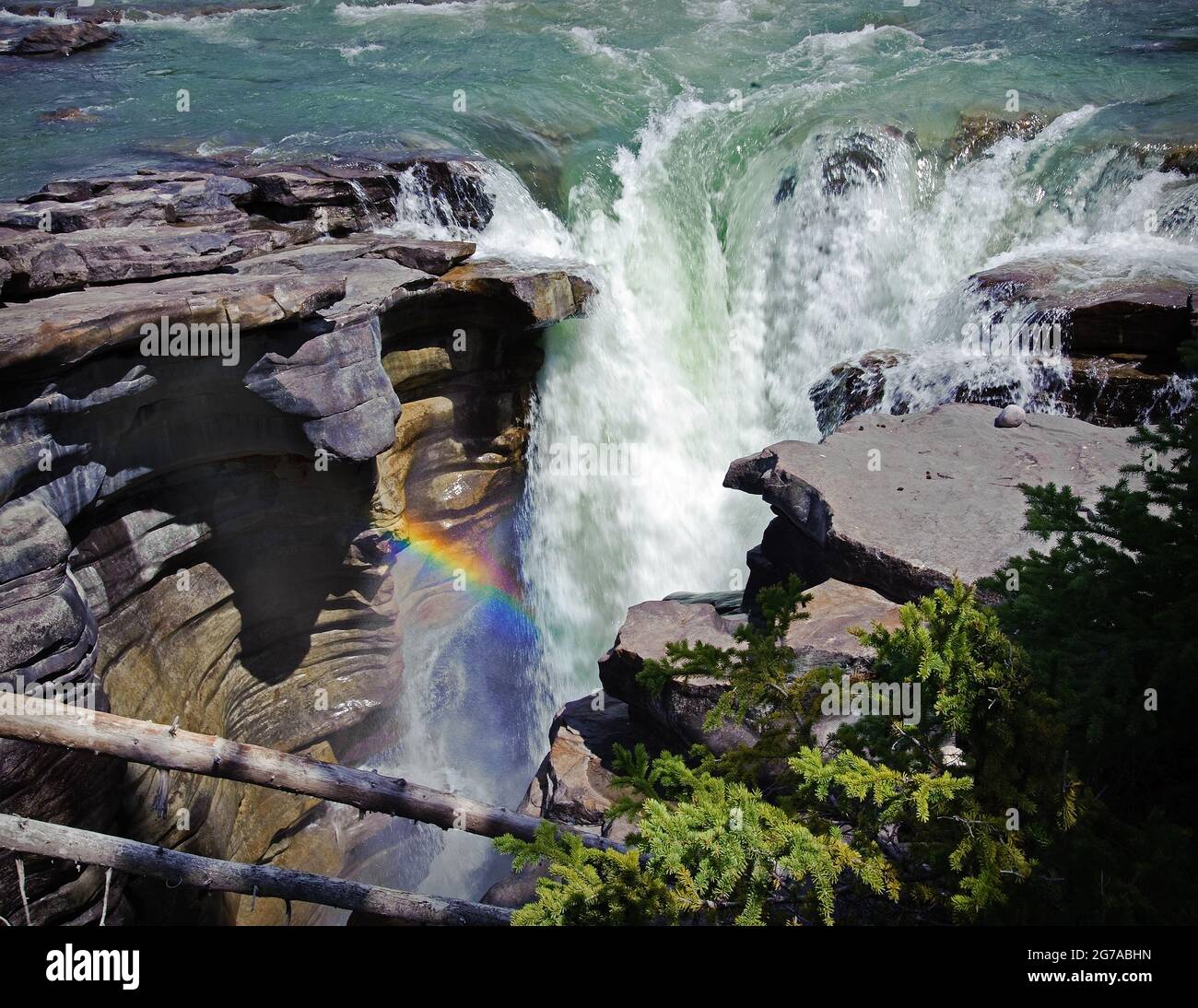 Wasserfall mit Regenbogen auf dem Ice Field parkway. Stockfoto