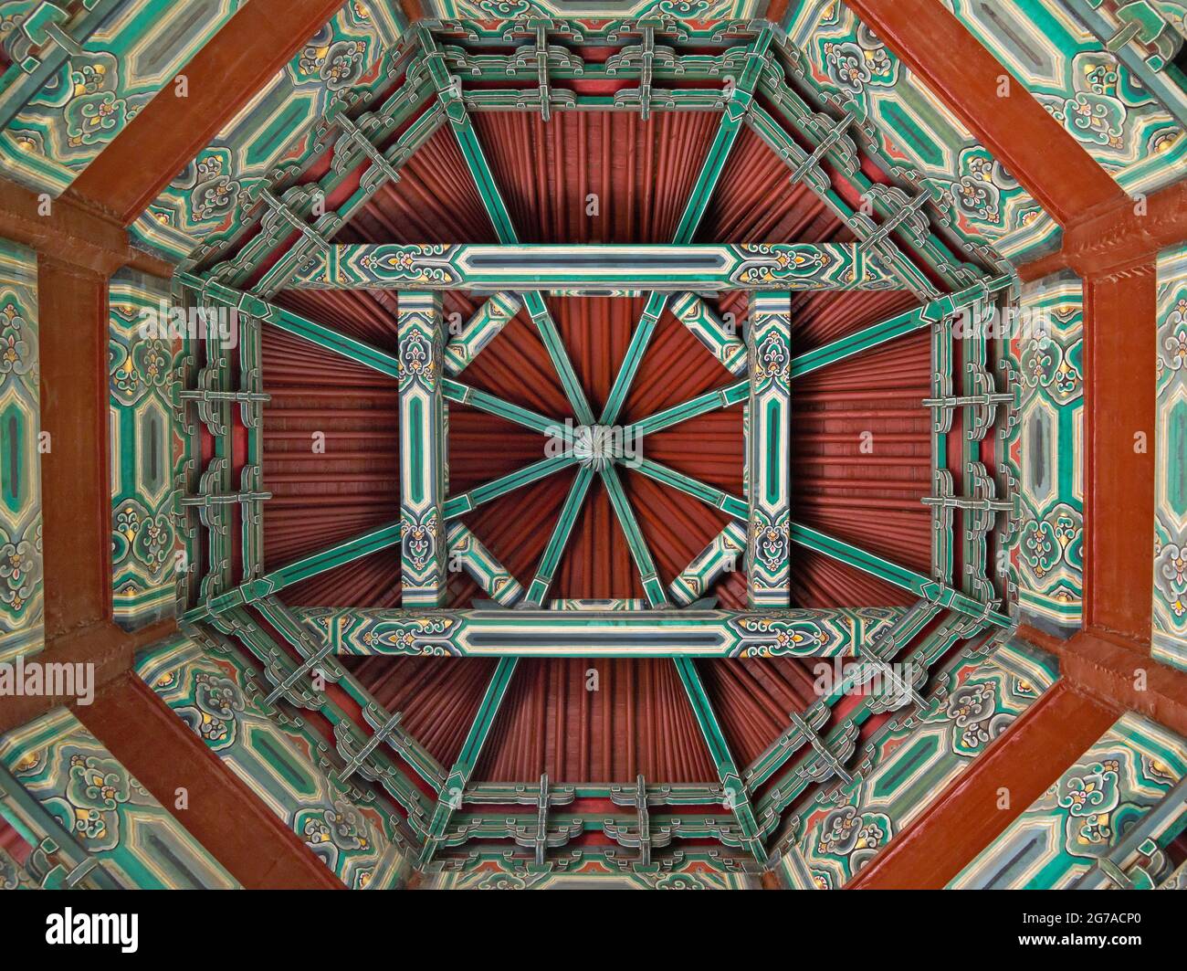Decke, Lanting-Acht-Säulen-Pavillon, der Pavillon ist ein Überrest von Yuanmingyuan, Peking, China Stockfoto