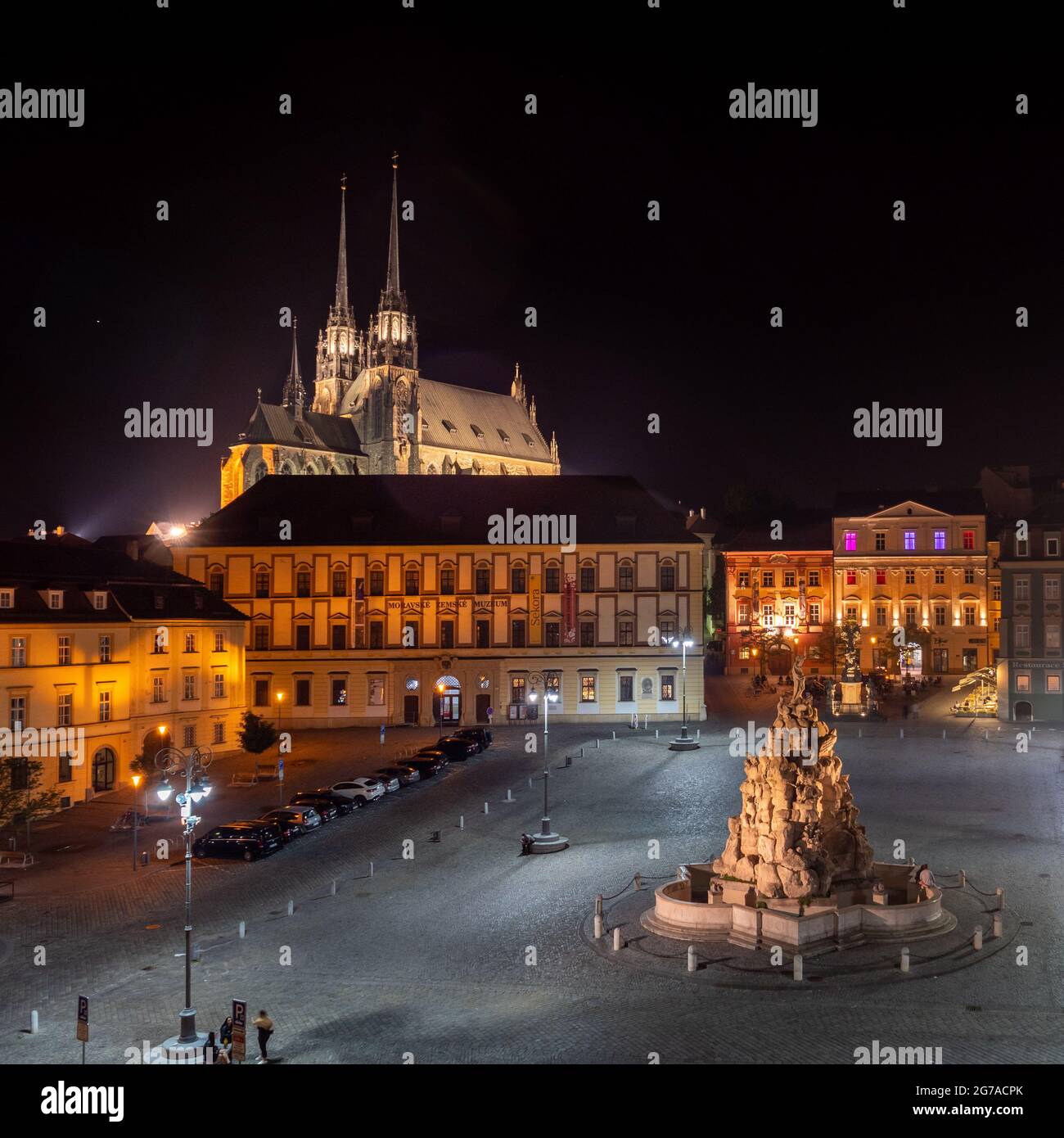 Zelny Trh Kohlmarkt und Brno Kathedrale St. Peter und Paul in Mähren beleuchtet in der Nacht auch als Katedrala Svateho Petra a Pavla Stockfoto