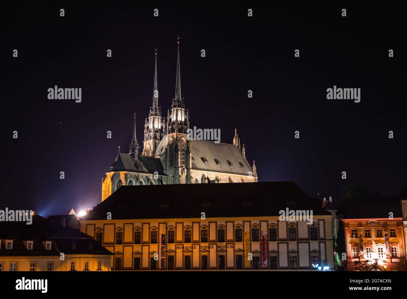 Brno, Tschechische Republik - September 12 2020: Kathedrale von Peter und Paul in Mähren beleuchtet in der Nacht auch Katedrala Svateho Petra a Pavla genannt Stockfoto